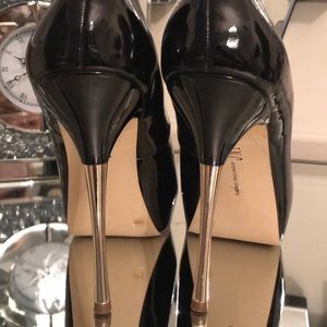 ⭐️⭐️⭐️ I.N.C. Black and Gold Heels 4 inch.